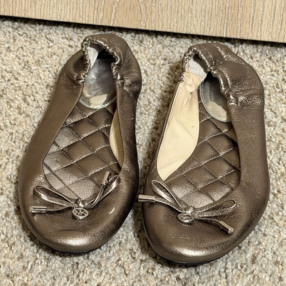 Michael Kors Metallic Bronze Leather Ballet Flats MK Logo Bow Size 8.5 - Picture 2 of 13